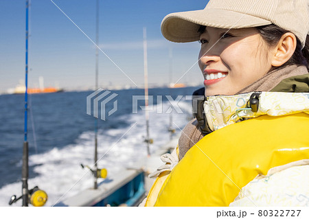海釣りを楽しむ若い女性 80322727