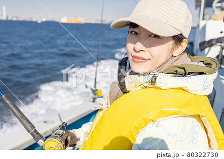 海釣りを楽しむ若い女性の写真素材