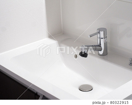 白い洗面台 80322915
