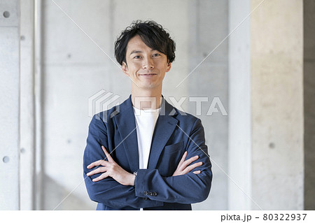 笑顔の30代前半の男性　ポートレート 80322937