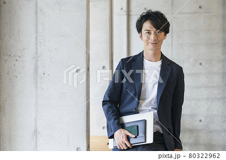 30代前半の男性　ポートレート　カジュアルビジネス　イメージ 80322962