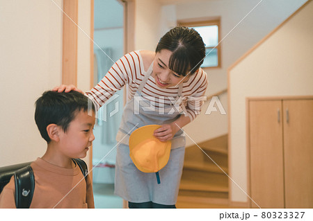 小学生ママ 80323327