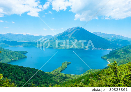 半月山展望台から望む中禅寺湖と男体山 80323361
