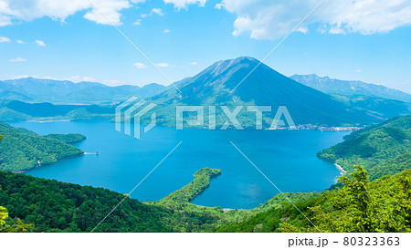 半月山展望台から望む中禅寺湖と男体山 80323363