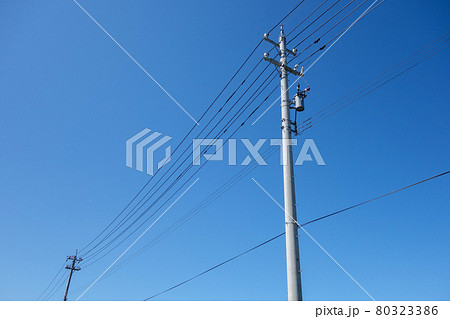 電柱　送電線　青空 80323386