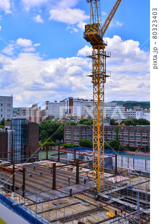建設現場 クレーン 空 80323403