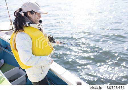 海釣りを楽しむ若い女性 海釣りを楽しむ若い女性 80323431