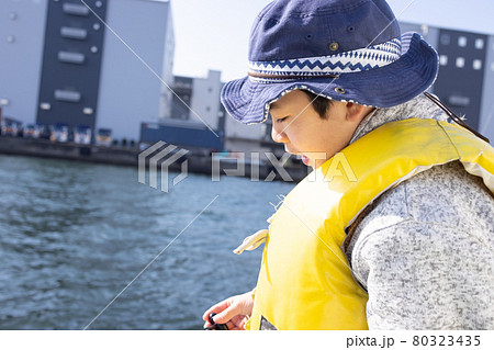 海釣りを楽しむ子供 海釣りを楽しむ子供 80323435