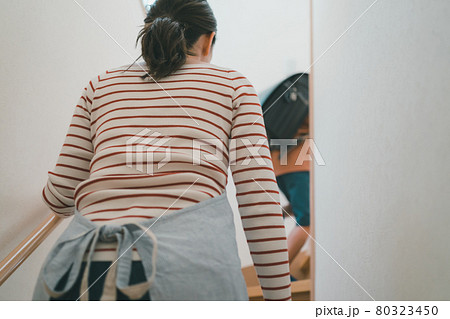 小学生ママ 80323450