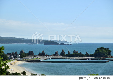 橋杭岩(奥が鯛島・九龍島)　【和歌山県東牟婁郡串本町】 80323630