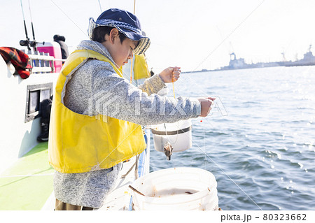 海釣りを楽しむ家族 80323662