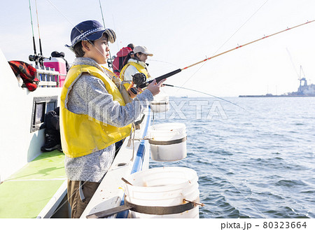 海釣りを楽しむ家族 海釣りを楽しむ家族 80323664