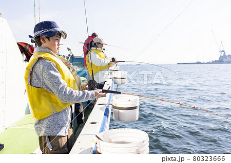 海釣りを楽しむ家族 海釣りを楽しむ家族 80323666