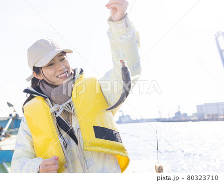 海釣りを楽しむ若い女性 80323710