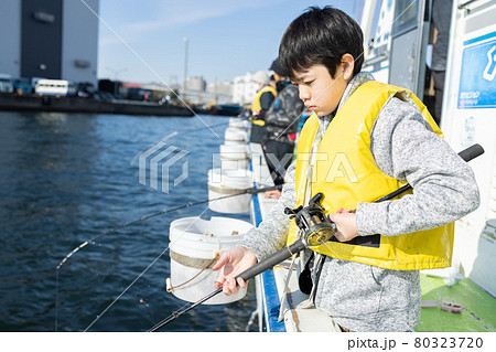 海釣りを楽しむ子供 80323720