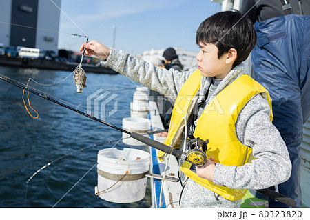 海釣りを楽しむ子供 80323820