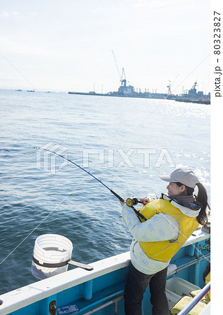 海釣りを楽しむ若い女性 海釣りを楽しむ若い女性 80323827