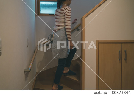 階段と主婦 80323844