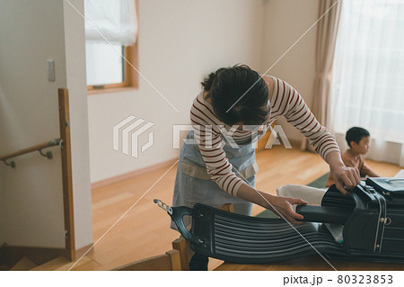 小学生ママのランドセルの中身チェック 80323853