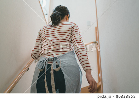 階段と主婦 80323855