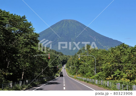 夏の羊蹄山・国道276号線(北海道喜茂別町) 夏の羊蹄山・国道276号線(北海道喜茂別町) 80323906