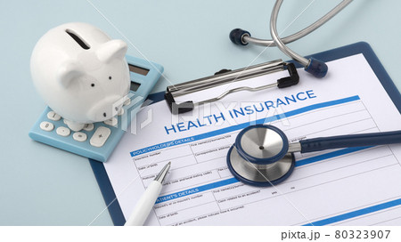 Health insurance with piggy bank on calculator Health insurance with piggy bank on calculator 80323907