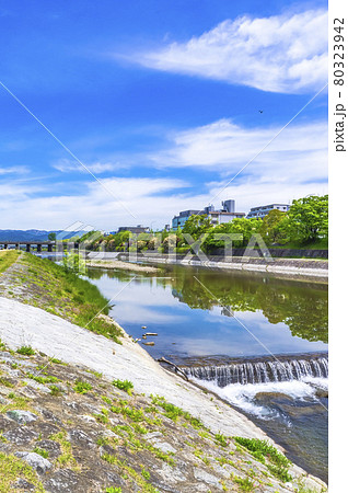 三条大橋と鴨川 80323942