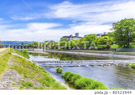 三条大橋と鴨川 80323944