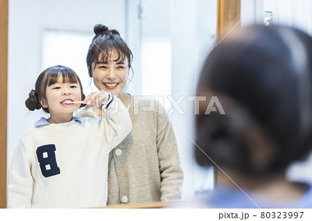 親子　歯磨き 80323997