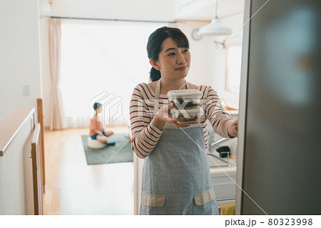 主婦と冷蔵庫 80323998