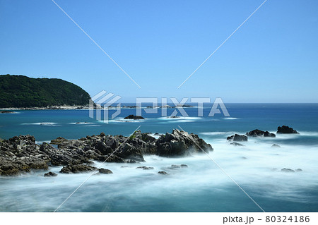 すさみ町西浜の海岸(熊野古道・長井坂入口) 【和歌山県すさみ町】 すさみ町西浜の海岸(熊野古道・長井坂入口) 【和歌山県すさみ町】 80324186