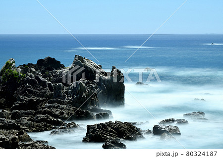 すさみ町西浜の海岸(熊野古道・長井坂入口) 【和歌山県すさみ町】 すさみ町西浜の海岸(熊野古道・長井坂入口) 【和歌山県すさみ町】 80324187