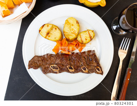 Portion of fried potatoes with beef steak 80324301