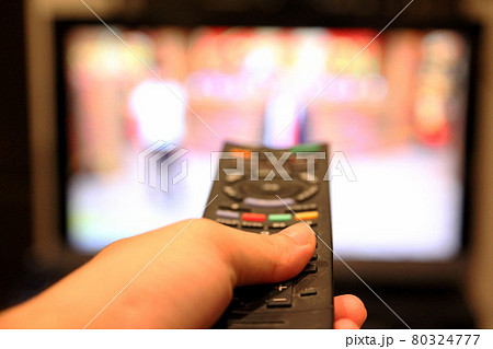 ザッピングをしながらテレビ番組を見る。  80324777