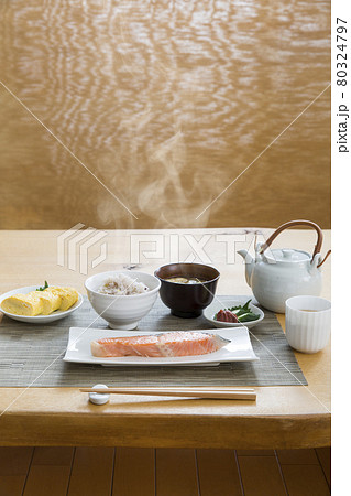 焼き鮭の和朝食、焼き魚、雑穀米、日本食 80324797