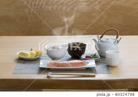 焼き鮭の和朝食、焼き魚、雑穀米、日本食 焼き鮭の和朝食、焼き魚、雑穀米、日本食 80324798