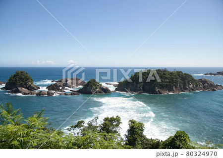 恋人岬と婦夫波 【和歌山県すさみ町】 恋人岬と婦夫波 【和歌山県すさみ町】 80324970