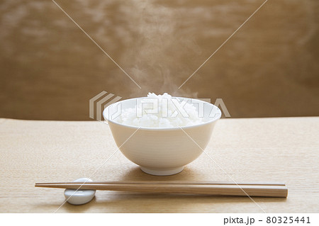 テーブルで湯気を出した新米の御飯 テーブルで湯気を出した新米の御飯 80325441