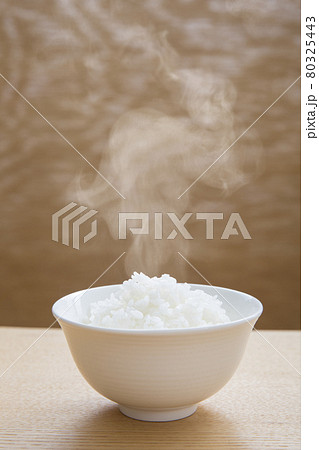 テーブルで湯気を出した新米の御飯 テーブルで湯気を出した新米の御飯 80325443