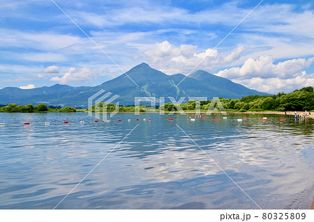 夏の猪苗代湖と磐梯山（福島県・猪苗代町）の写真素材 [80325809] - PIXTA