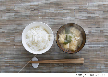 新米のご飯とみそ汁 80326037