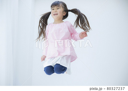6歳の女の子　 80327237