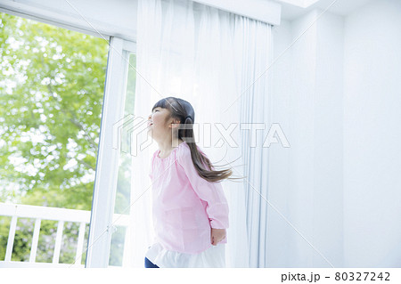6歳の女の子 6歳の女の子 80327242