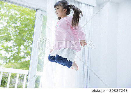 6歳の女の子  6歳の女の子  80327243