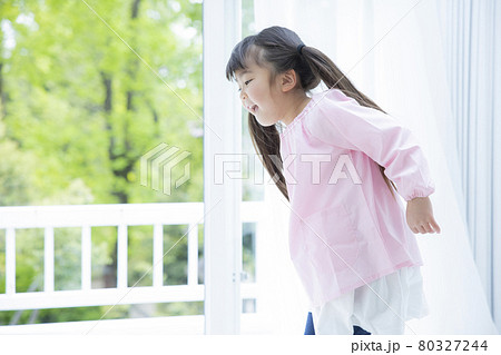 6歳の女の子　 80327244