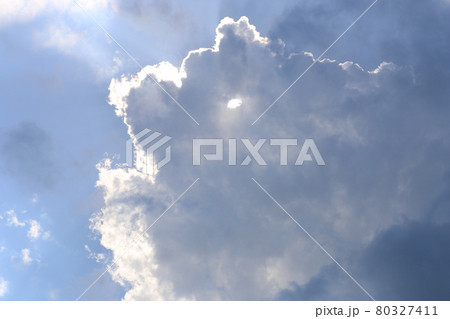 真夏の空に沸き立つ、積乱雲 80327411