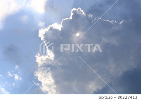 真夏の空に沸き立つ、積乱雲 80327413