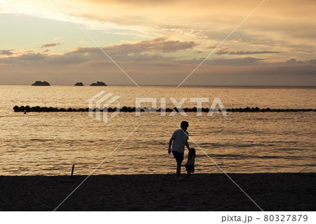 夕焼け空の日本海 80327879
