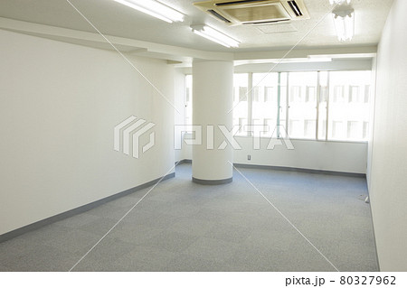 オフィスビルの空き室 80327962
