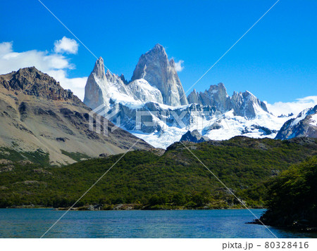 アルゼンチン・パタゴニア地方にてトレッキング道中からフィッツロイ山頂とカプリ湖の景色 80328416